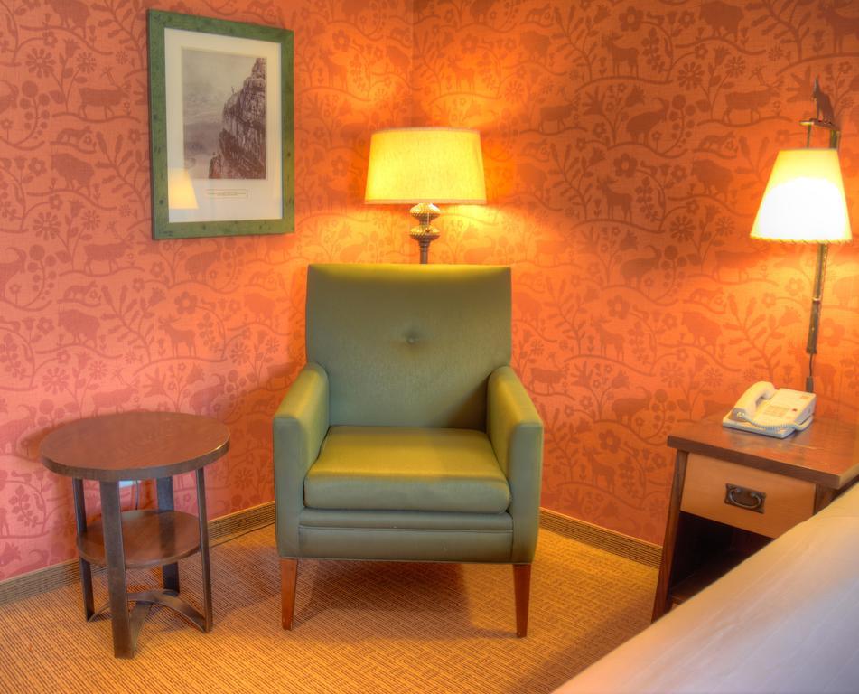 Fox Hotel And Suites Банф Экстерьер фото